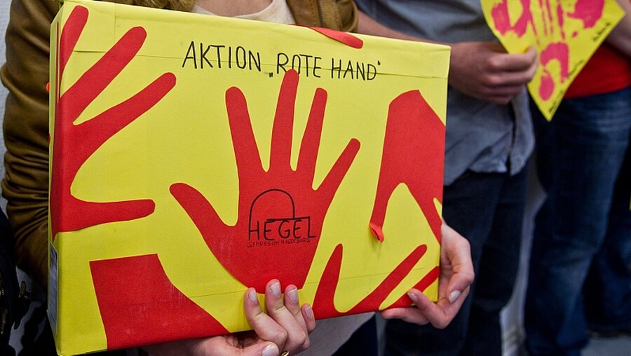 Aktion zum "Red Hand Day" / © Jens Wolf (dpa)
