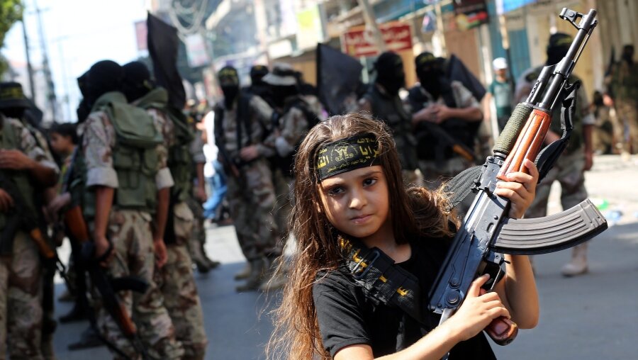 Palästinensisches Mädchen mit Maschinengewehr (dpa)