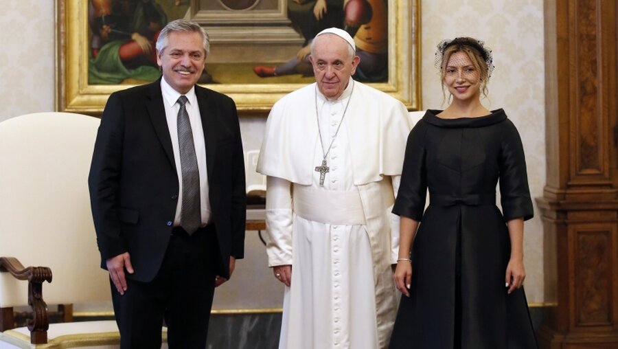 Alberto Fernandez (l), Präsident von Argentinien, mit seiner Frau Fabiola Yanez und Papst Franziskus / © Remo Casilli (dpa)