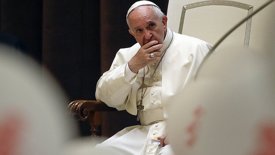 Nachdenklicher Papst Franziskus / © Alessandra Tarantino (dpa)