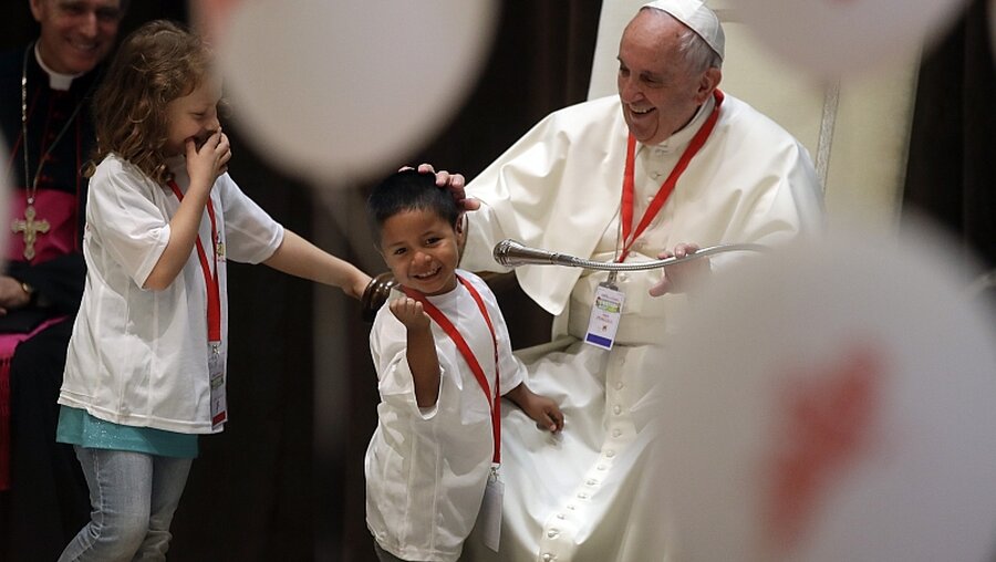 Papst Franziskus ist gern mit Kindern zusammen / © Alessandra Tarantino (dpa)