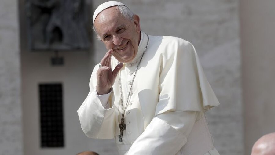 Papst Franziskus winkt Gläubigen zu / © Alessandra Tarantino (dpa)