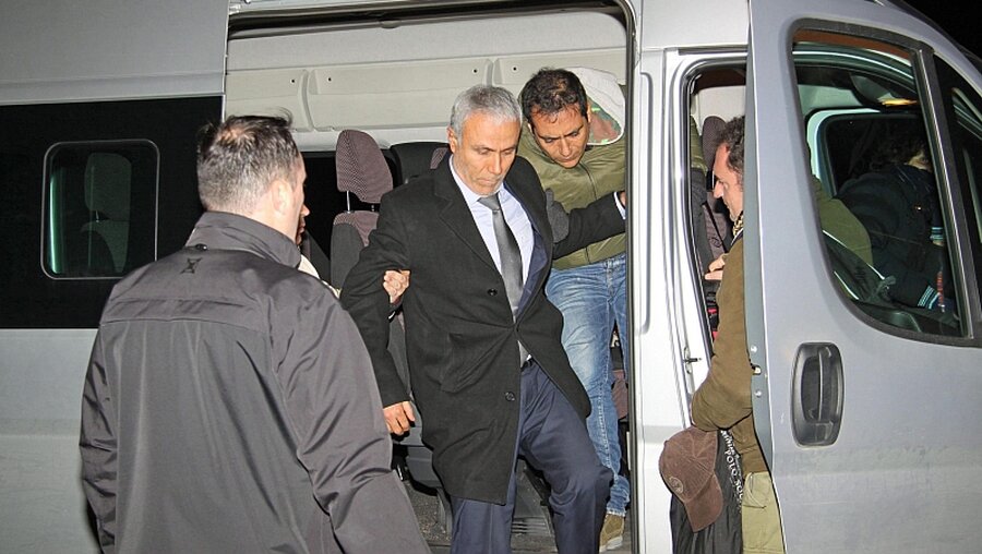 Ali Agca bei seiner Haftentlassung (2014) / © Telenews (dpa)