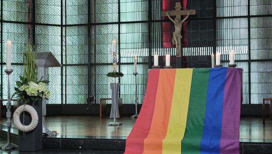 Altar mit einer Regenbogenfahne / © Rudolf Wichert (KNA)