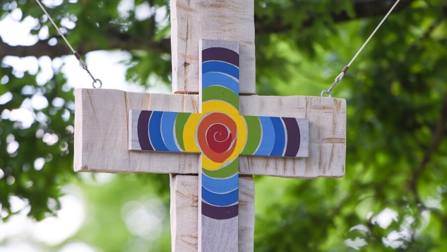Altarkreuz mit einem bunten Regenbogen / © Jörg Loeffke (KNA)