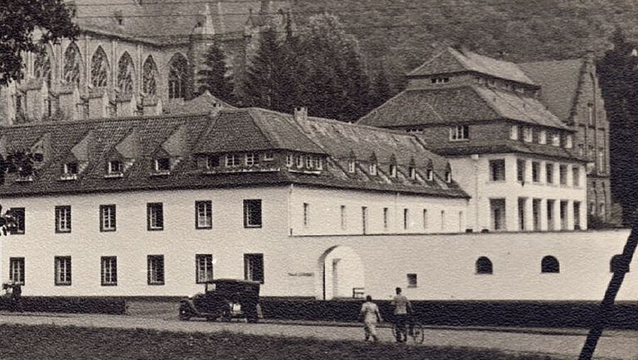 Haus Altenberg mit dem neuen Haupteingang und dem Wirtschaftsgebäude, 1933 (AHA)