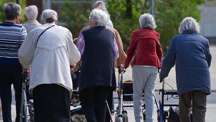 Herausforderung für die Medizin: immer mehr alte Menschen / © Patrick Pleul (dpa)