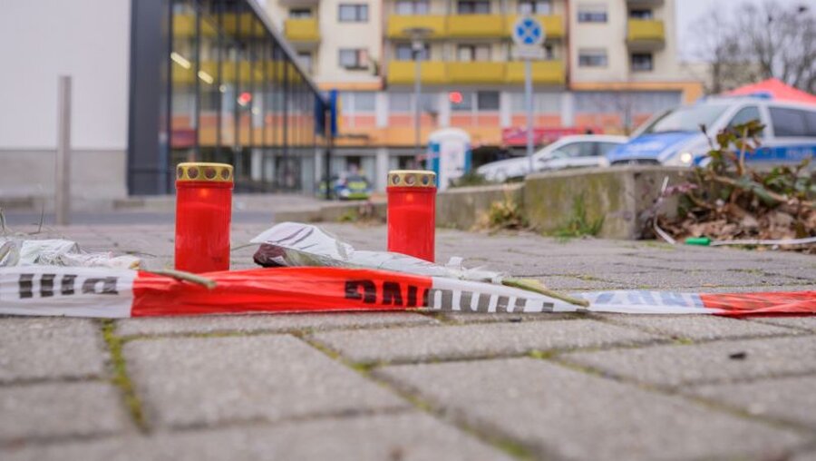 Am Tatort im Stadtteil Kesselstadt wurden Blumen abgelegt und Kerzen aufgestellt / © Andreas Arnold (dpa)