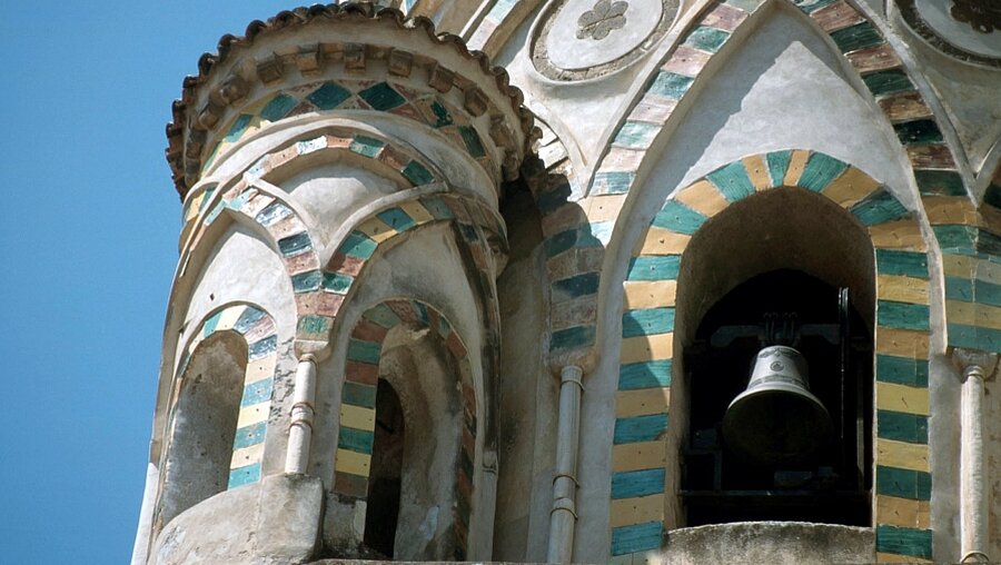 Der Glockenturm des Doms von Amalfi (KNA)