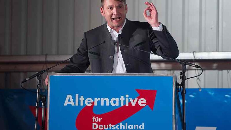 Andre Poggenburg beim Politischen Aschermittwoch in Sachsen / © Sebastian Kahnert (dpa)