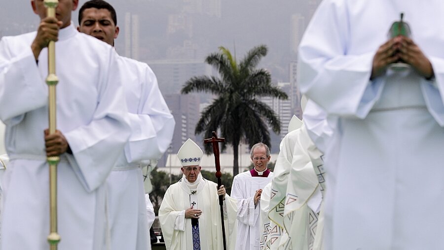 Papst Franziskus bei einer Messe in Medellin, Kolumbien / © Andrew Medichini (dpa)