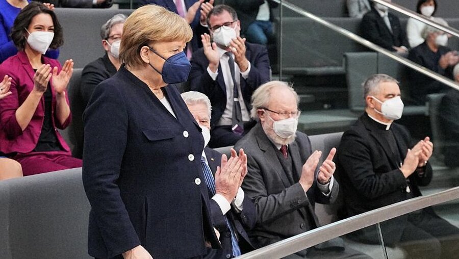 Angela Merkel steht neben Joachim Gauck, Wolfgang Thierse und Erzbischof Nikola Eterovic, Apostolischer Nuntius in Deutschland / © Michael Kappeler (dpa)