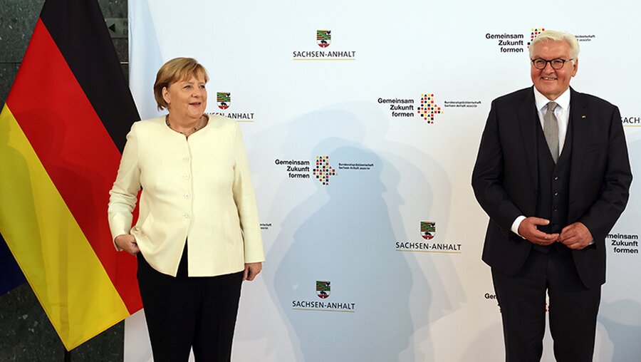 Angela Merkel und Frank-Walter Steinmeier am Tag der Deutschen Einheit in Halle / © Jan Woitas (dpa)
