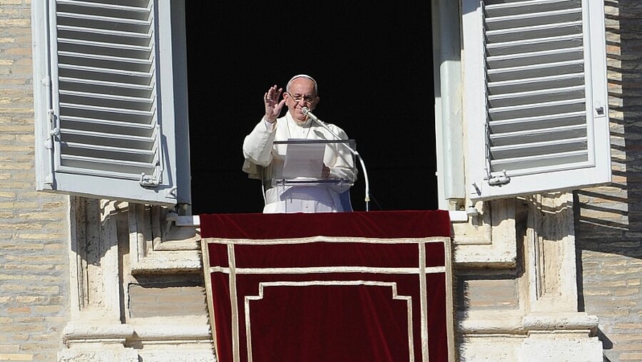 Papst Franziskus am Balkon beim Angelus-Gebet / © Giorgio Onorati (dpa)