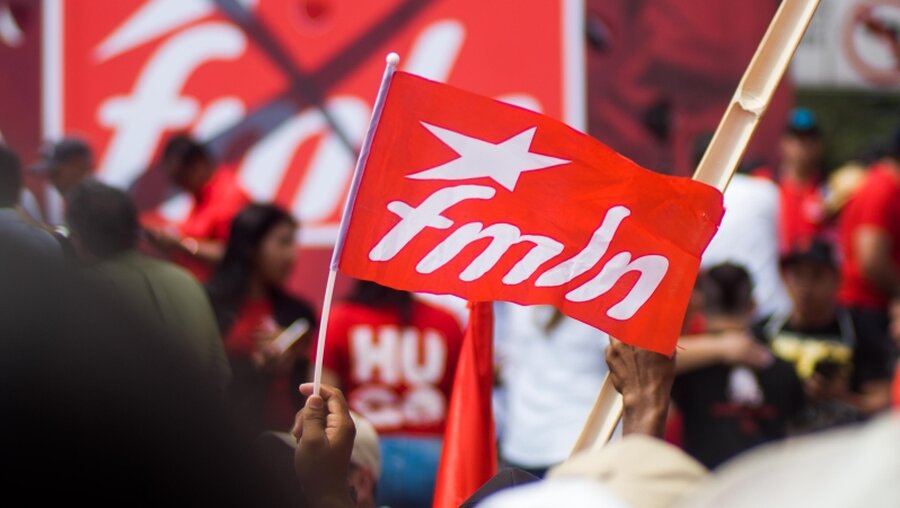 Anhänger der linken FMLN schwenken Flaggen der Partei während einer politischen Veranstaltung. / © Camilo Freedman/Zuma Press (dpa)