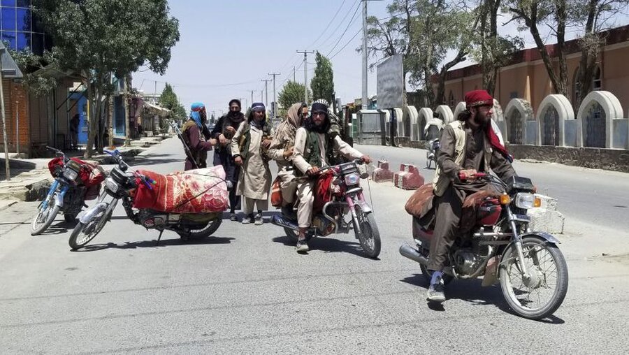 Anhänger der militant-islamistischen Taliban in Afghanistan / © Gulabuddin Amiri (dpa)
