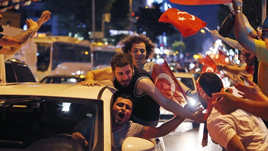Anhänger des Oppositionskandidaten Imamoglu jubeln über dessen Wahlsieg / © Lefteris Piarakis (dpa)