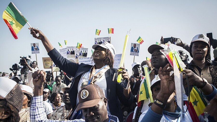 Anhänger des senegalesischen Präsidenten Sall auf einer Kundgebung / © Jane Hahn (dpa)