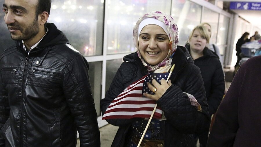 Eine syrische Familie bei der Ankunft am Flughafen in Chicago / © Nuccio Dinuzzo (dpa)