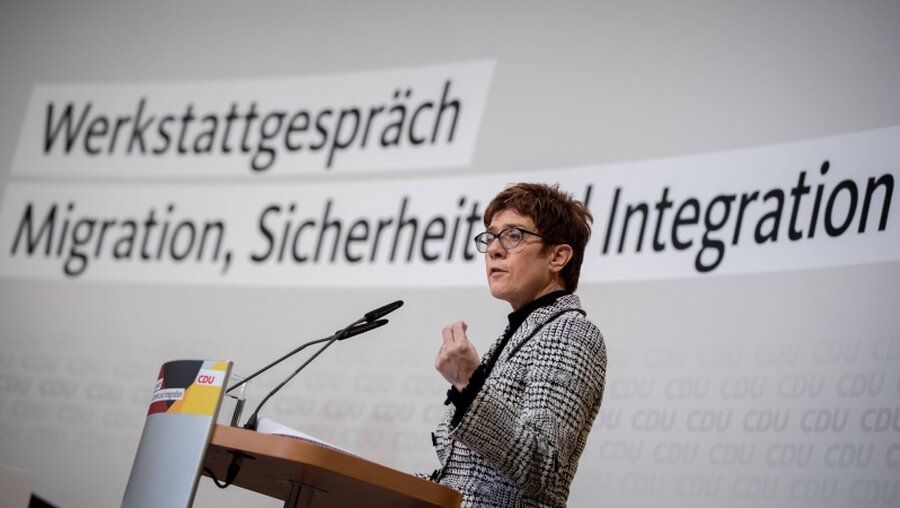 Annegret Kramp-Karrenbauer beim CDU-"Werkstattgespräch" / © Kay Nietfeld (dpa)