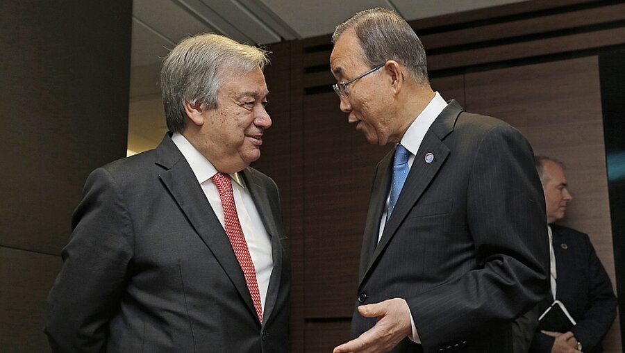 UN-Generalsekretär António Guterres (l.) mit seinem Vorgänger und Ban Ki-moon / © Evan Schneider/Un Photo/Handover (dpa)