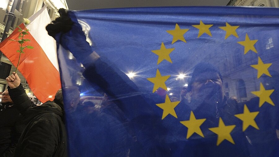 EU- und Polenflagge / © Czarek Sokolowski (dpa)