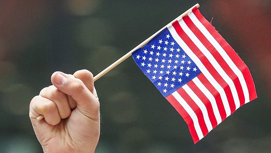 Mann mit USA-Flagge / © Tannen Maury (dpa)