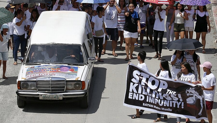 Philippinen: Bestattungstransport des ermoderten Leover Mirandas / © Bullit Marquez (dpa)