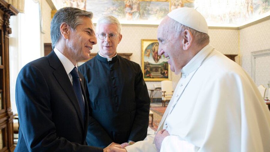 Antony Blinken (l.), Außenminister der Vereinigten Staaten, und Papst Franziskus / © Vatican Media/Romano Siciliani (KNA)
