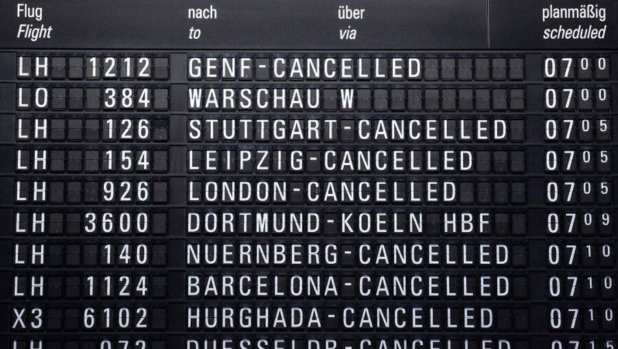 Anzeigentafel am Frankfurter Flughafen / © Silas Stein (dpa)