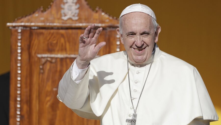 Papst Franziskus grüßt Gläubige bei seinem Besuch von Piazza Armerina / © Andrew Medichini (dpa)