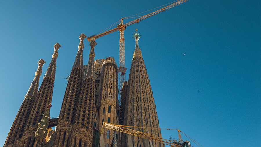 Arbeiter installieren einen riesigen Kristallstern auf der Kirchturmspitze der Basilika Sagrada Familia / © Matthias Oesterle (dpa)