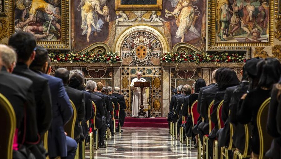 ARCHIV - Papst Franziskus spricht beim Neujahrsempfang für das Diplomatische Korps im Vatikan / © Stefano Dal Pozzolo (KNA)
