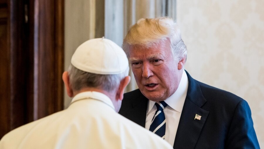 Papst Franziskus spricht mit dem US-amerikanischen Präsidenten Donald Trump (Archiv) / © Cristian Gennari (KNA)