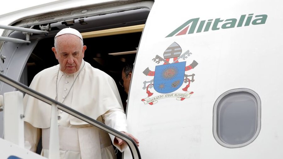 Archivbild: Papst Franziskus steigt aus dem Flugzeug / © Vadim Ghirda/AP (dpa)