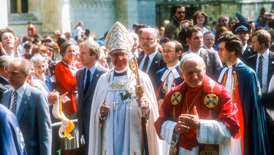 Archivbild: Robert Runcie (l.) und Papst Johannes Paul II. beim Einzug in die Kathedrale von Canterbury am 29, Mai 1982 / © KNA-Bild (KNA)