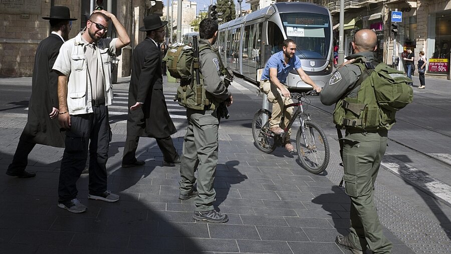 Bewaffnete Armee kontrolliert in Jerusalem / © Jim Hollander (dpa)