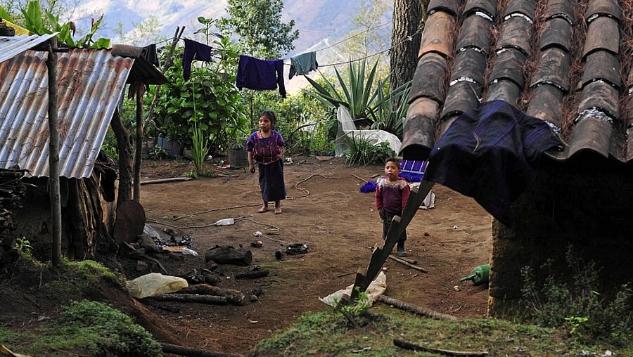 Dorf in Guatemala / © Saul Martinez (dpa)