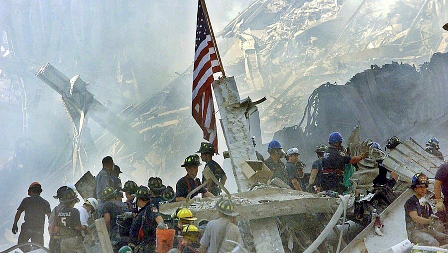 11.September: Eine Flagge inmitten der Trümmer  / © Beth A. Keiser (dpa)