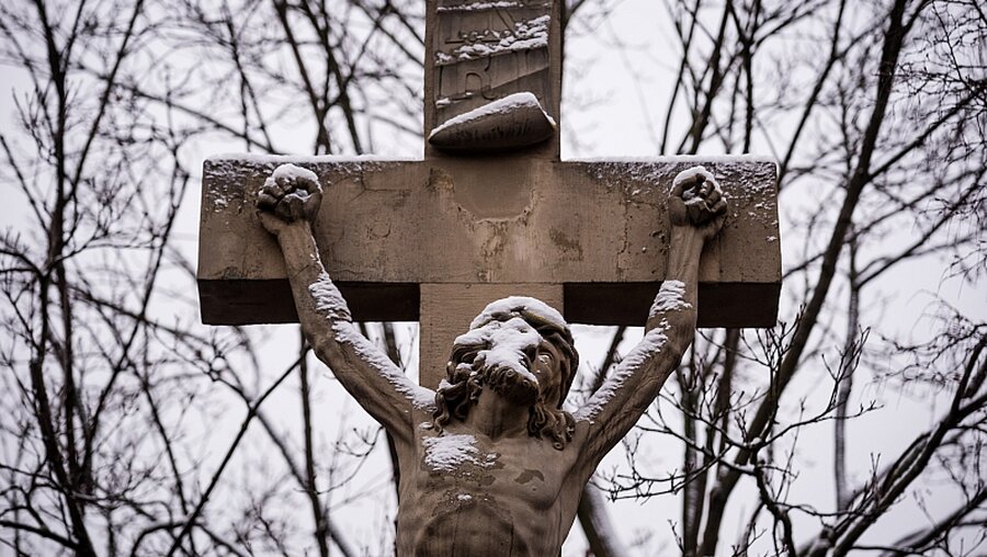 Jesus am Kreuz im Schnee / © Nicolas Armer (dpa)
