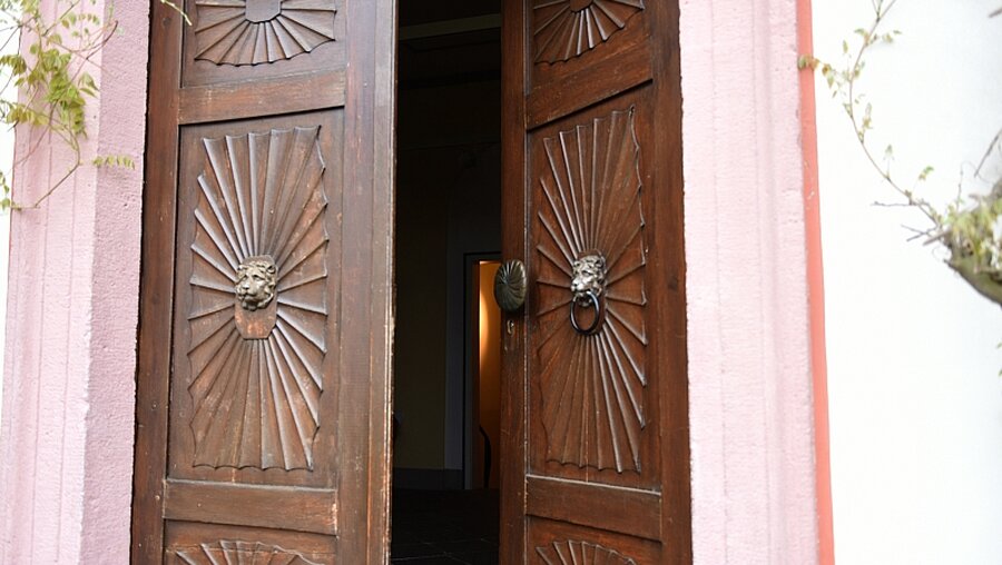 Eine geöffnete Kirchentür symbolisiert Kirchenasyl / © Markus Linn (KNA)