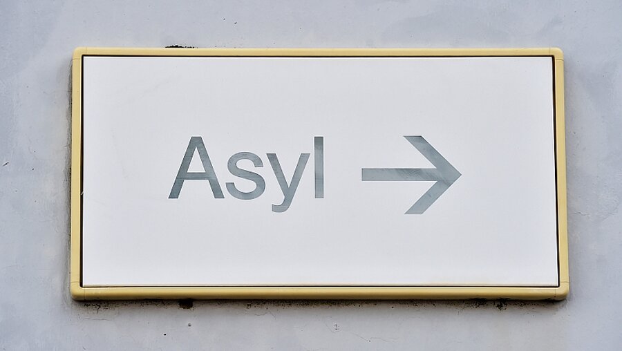Schild mit der Aufschrift "Asyl" / © Uli Deck (dpa)