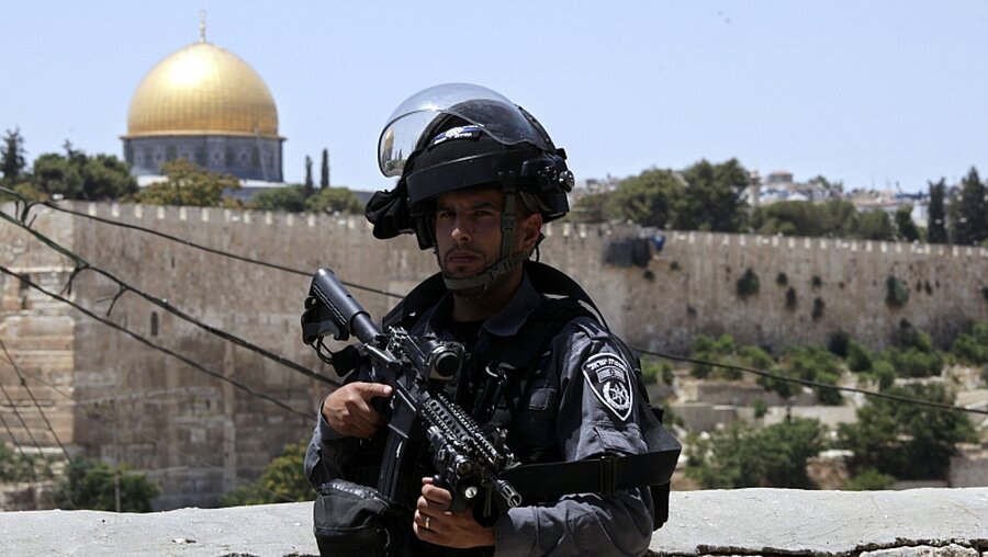 Ein Grenzpolizist steht vor der Altstadt von Jerusalem / © Mahmoud Illean (DR)
