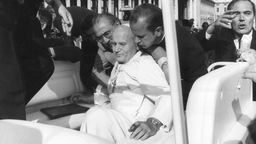 Attentat auf Papst Johannes Paul II. durch den türkischen Terroristen Mehmet Ali Agca auf dem Petersplatz im Vatikan am 13. Mai 1981.  / © Pool (KNA)