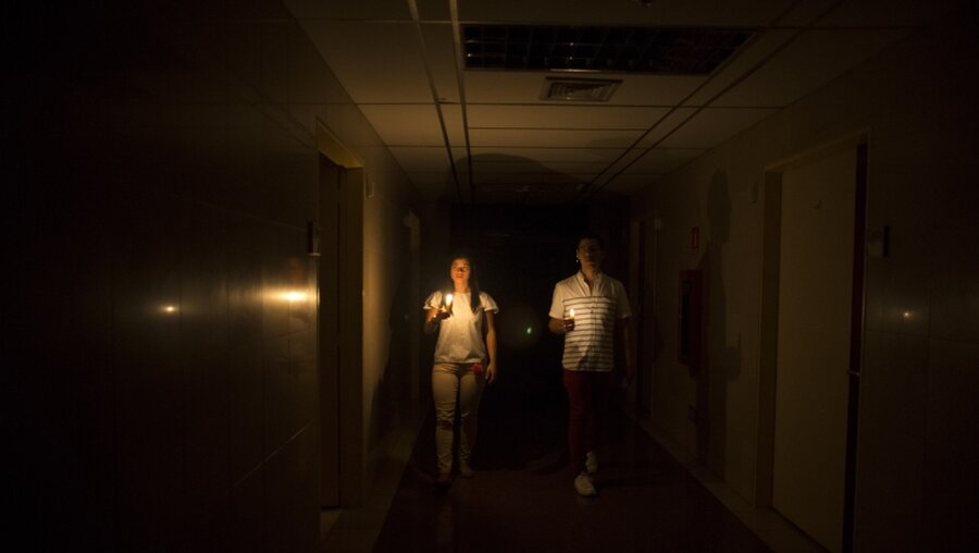Auch in den Krankenhäusern Venezuelas gab es keinen Strom / © Ariana Cubillos (dpa)