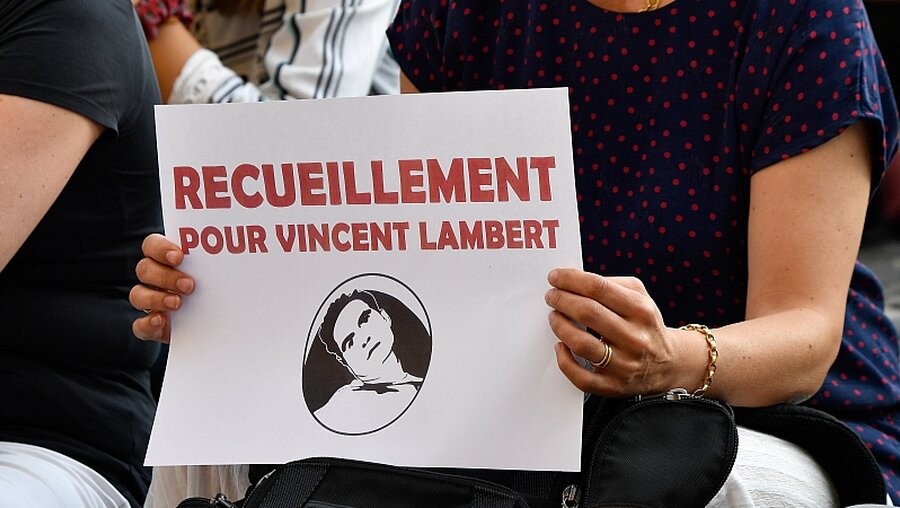 Auf dem Schild steht: "Andacht für Vincent Lambert" / © Julien Mattia (dpa)