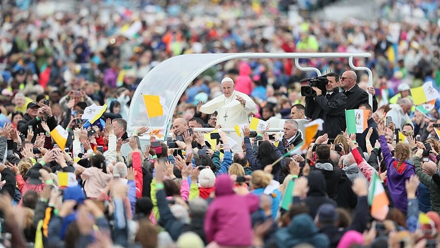 Auf ihn haben Gläubige Stunden gewartet: Papst trifft zur Abschlussmesse in Dublin beim Weltfamilientreffen ein / © Brian Lawless (dpa)