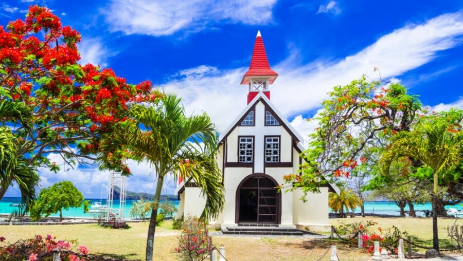 Auf Mauritius: Eine Kirche direkt am Strand / © Leoks (shutterstock)