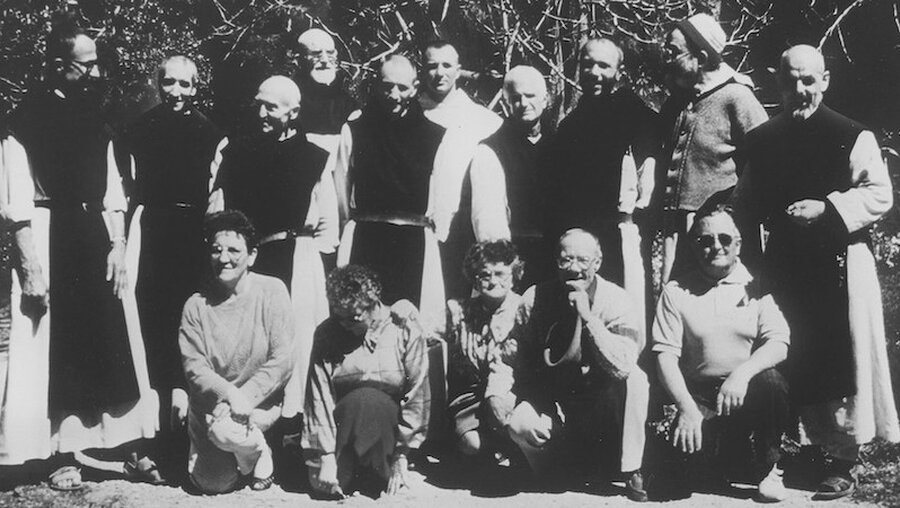 Aufnahme mit Mönchen und Pilgern am Fuße des Atlas, unter ihnen auch die sieben Trappistenmönche von Tibhirine, die im Jahr 1996 entführt und ermordet worden sind. / © N.N. (KNA)