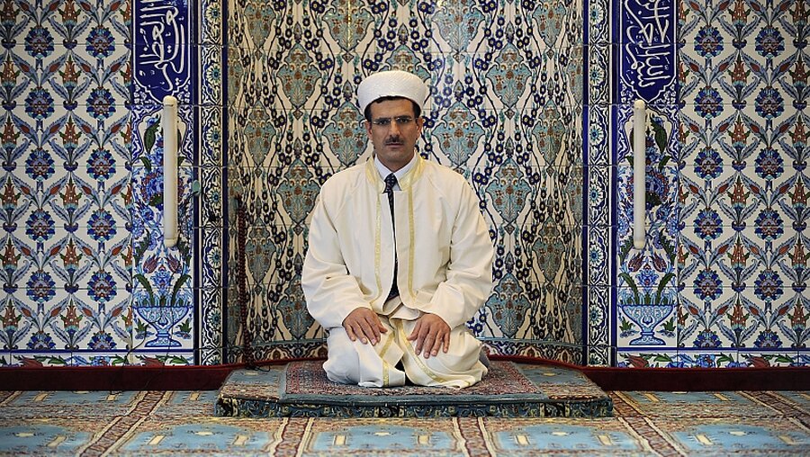 Imam in einer Moschee / © Marijan Murat (dpa)